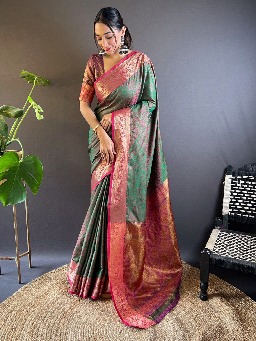 

Rangtulika Ethnics Woven Design Zari Saree With Contrast Blouse Piece, Green