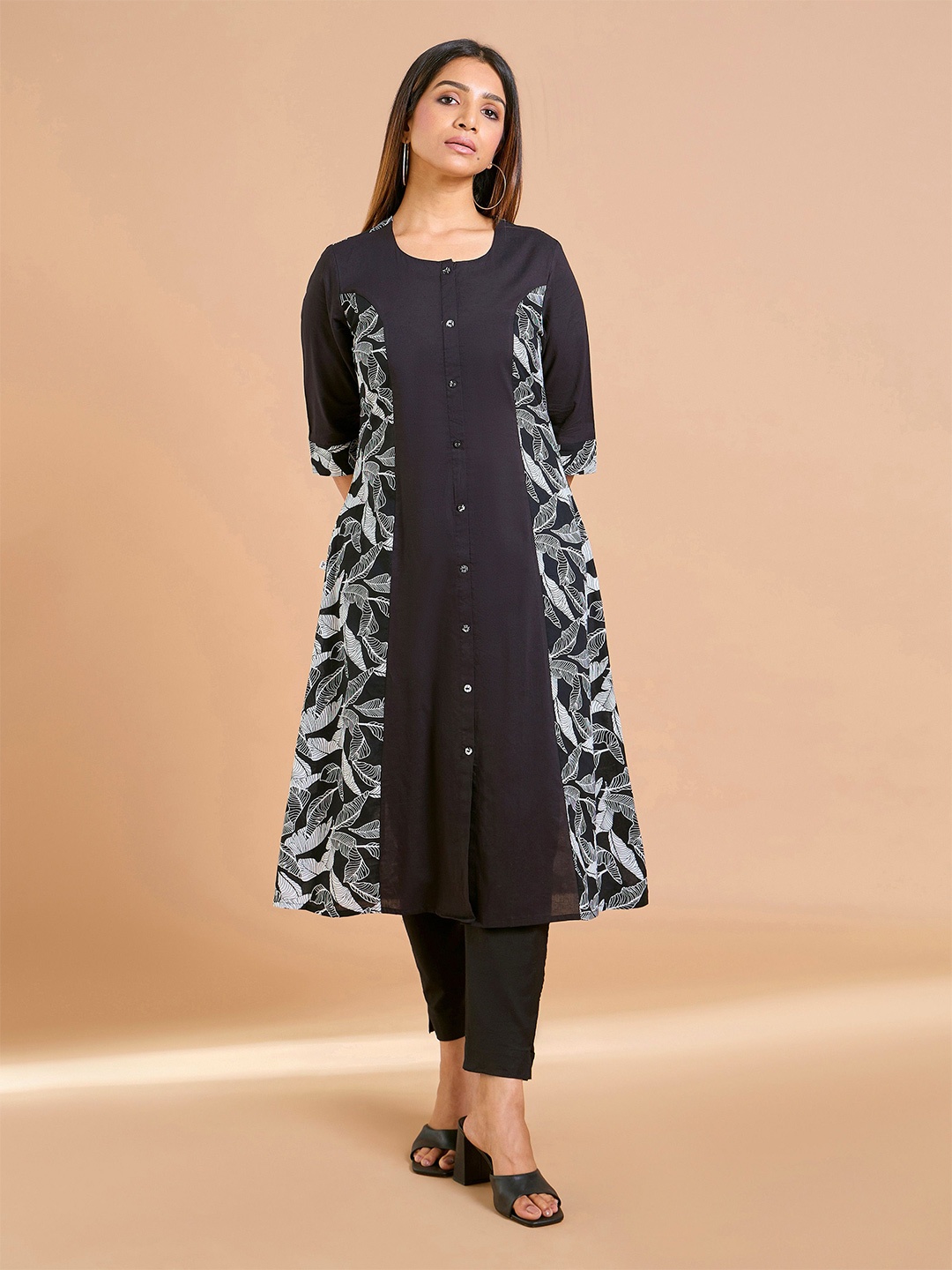 

Vismay Floral Printed Round Neck Panelled Pure Cotton A-Line Kurta, Black