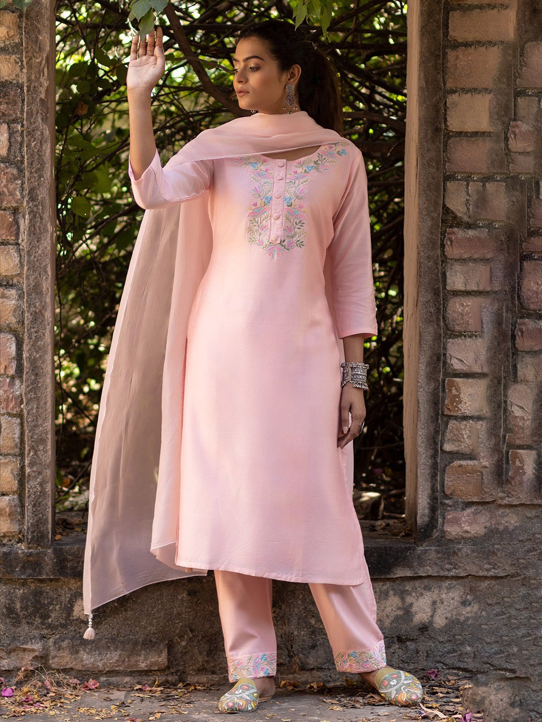 

THE HOUSE OF INDU Embroidered Round Neck Kurta & Trousers With Dupatta, Pink