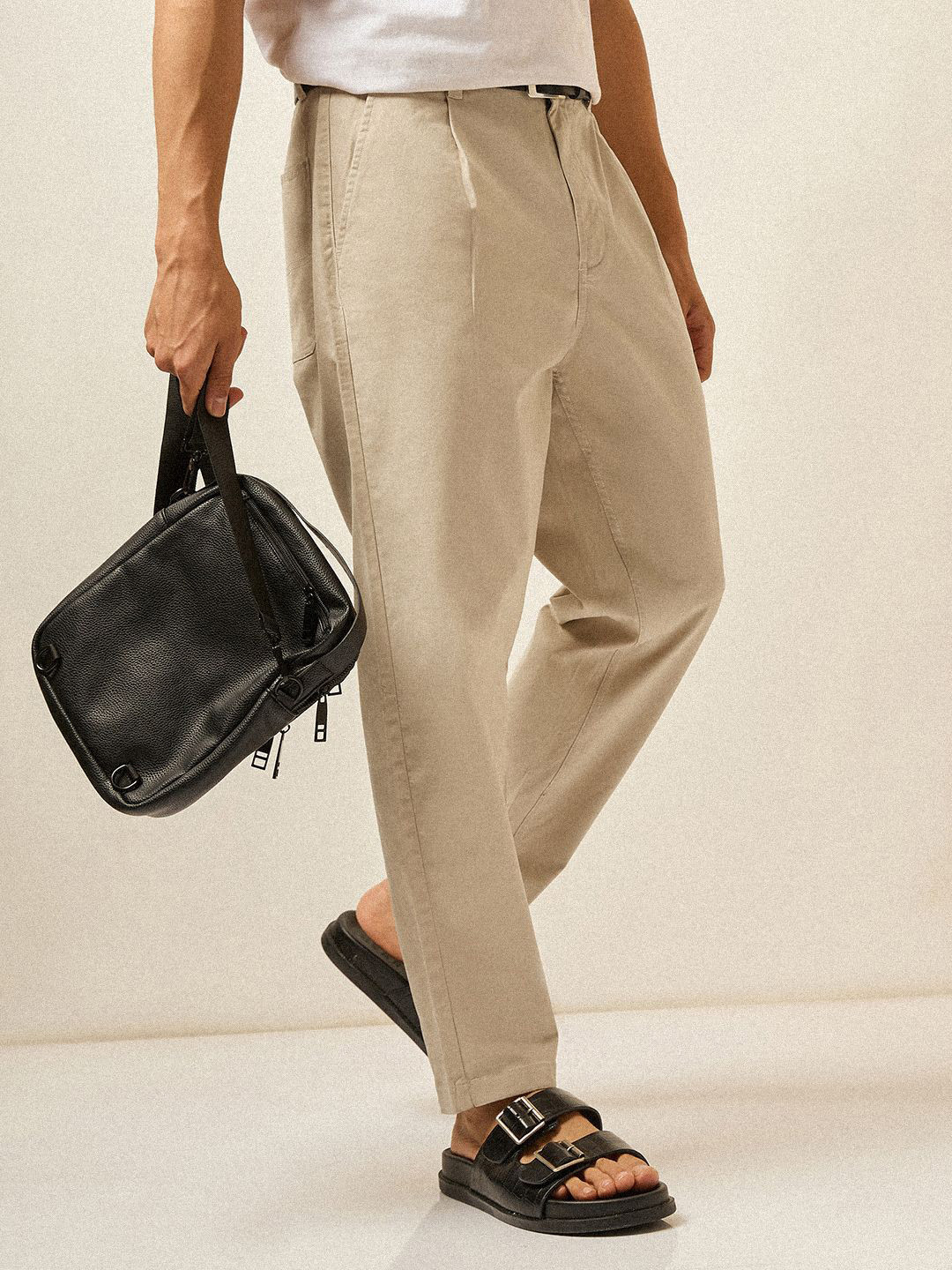 

THE BEAR HOUSE Men Cotton Carrrot Fit Chinos, Cream