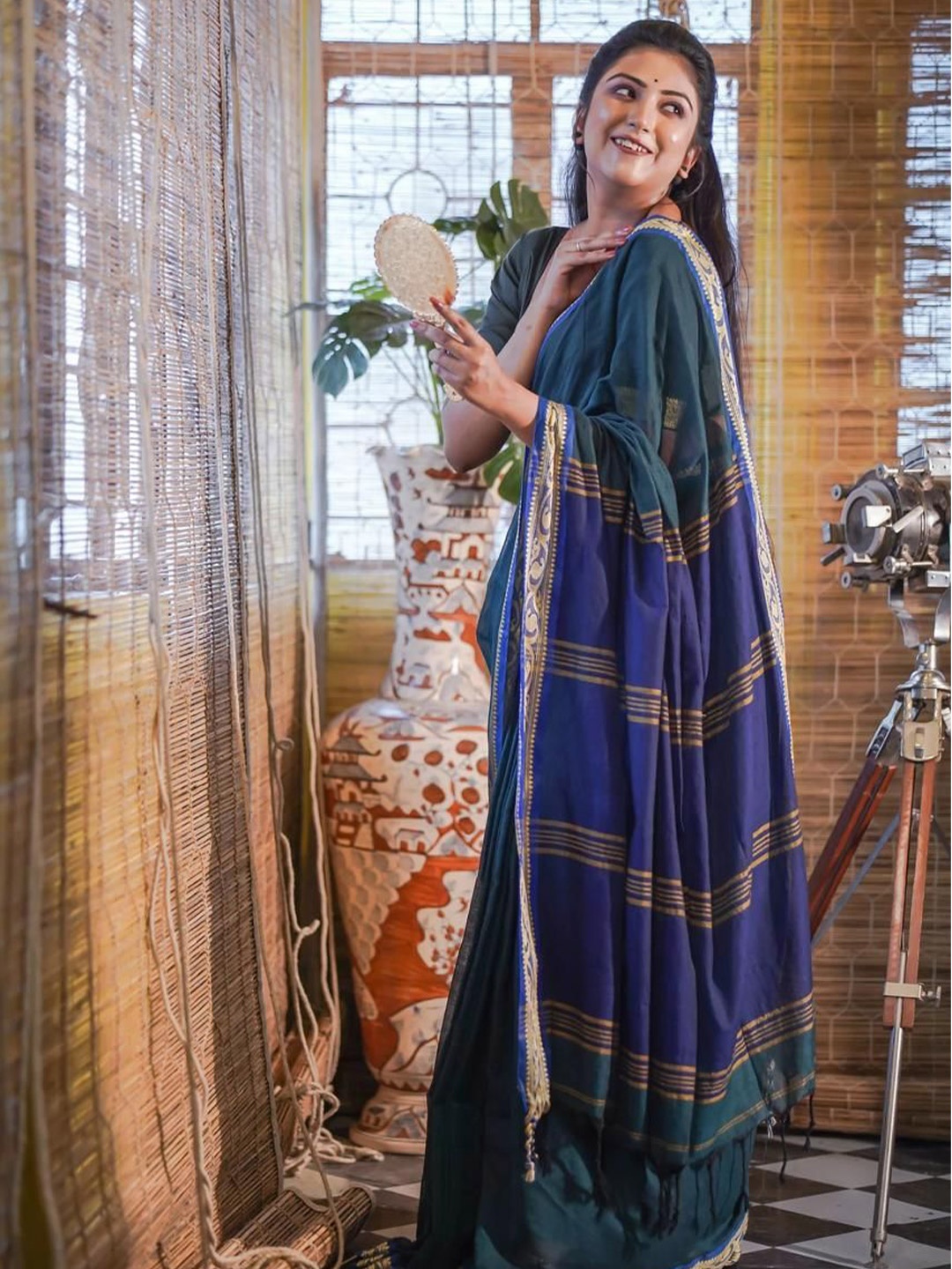 

Ruuprekha Woven Design Pure Cotton Saree, Green