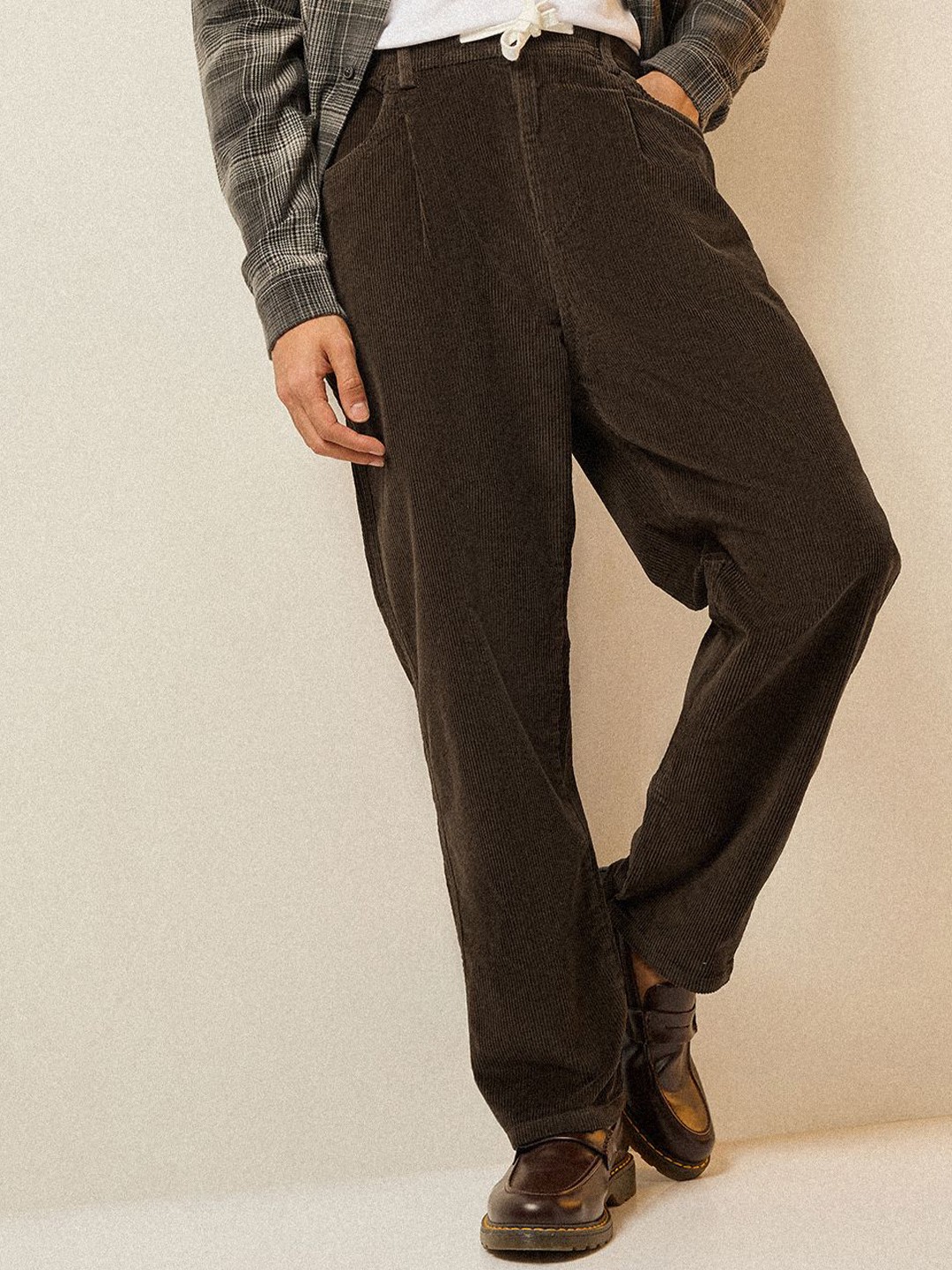 

THE BEAR HOUSE Men Striped Loose Fit Corduroy Pleated Chinos Trousers, Olive