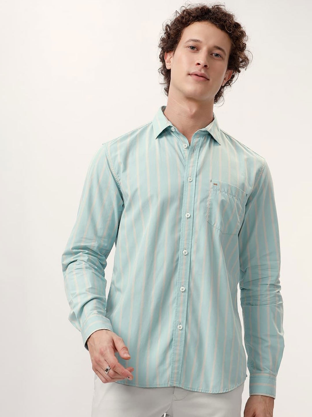 

Basics Men Slim Fit Cutaway Collar Vertical Striped Cotton Casual Shirt, Sea green