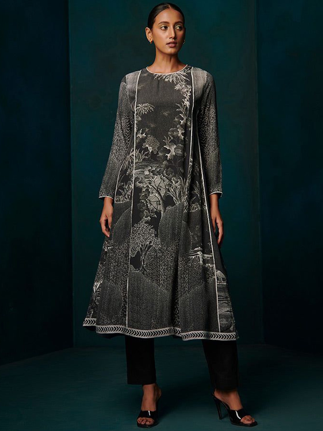 

SAUNDH Floral Printed Round Neck Anarkali Kurta With Trousers & Dupatta, Black