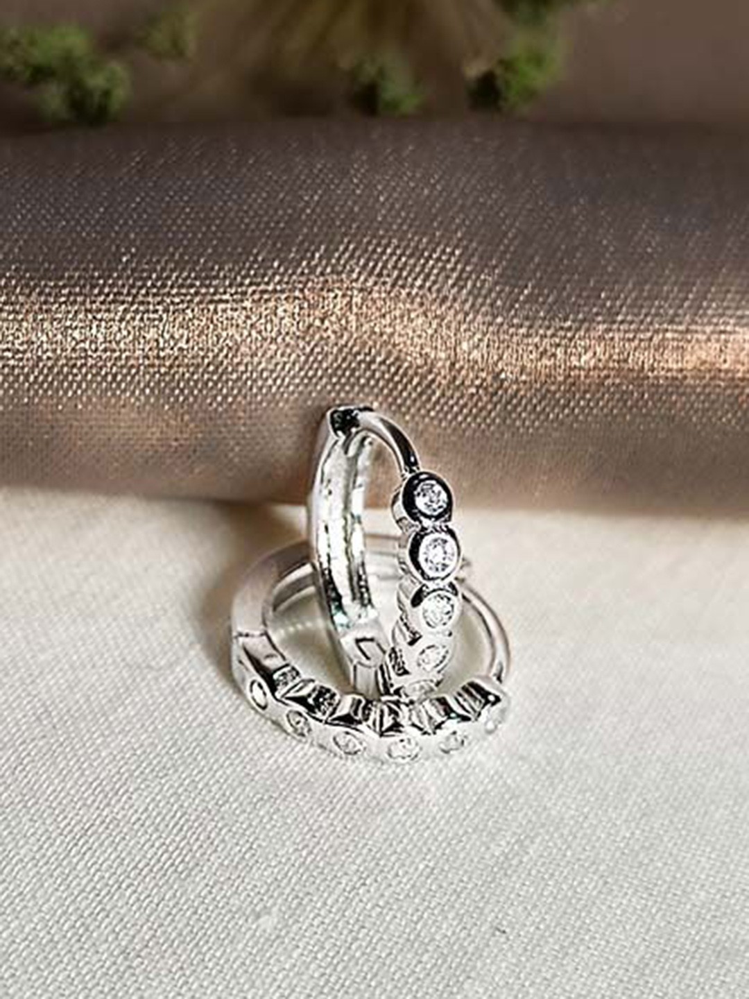 

INARI SHINES 925 Silver Rhodium-Plated Circular Shaped Zircon Hoop Earrings