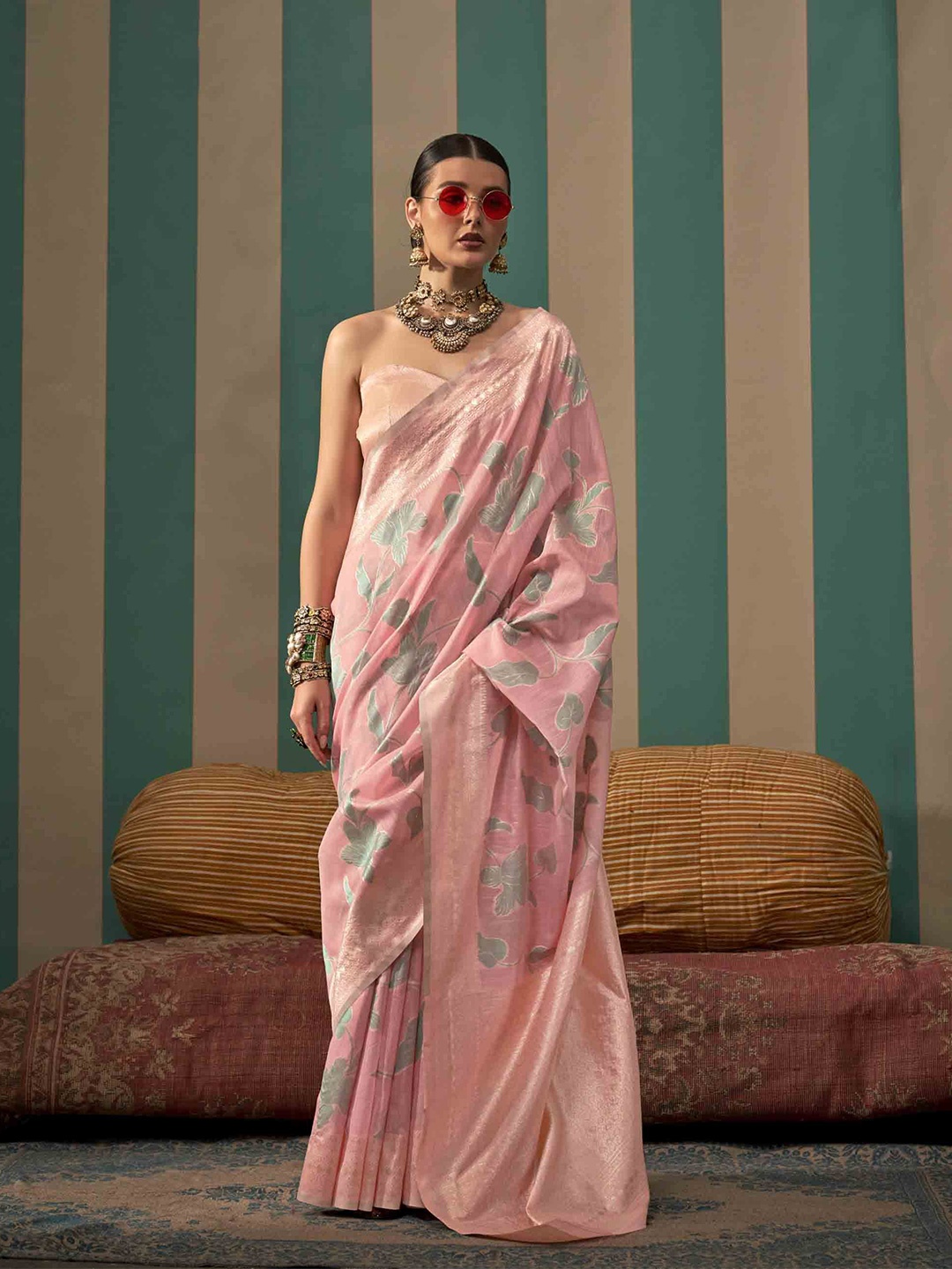 

DIVASTRI Woven Design Zari Banarasi Saree, Pink