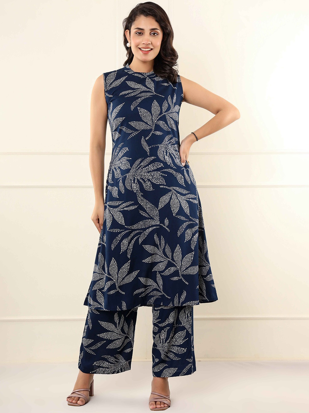 

INDYES Floral Printed Halter Neck Straight Kurta With Palazzos, Navy blue