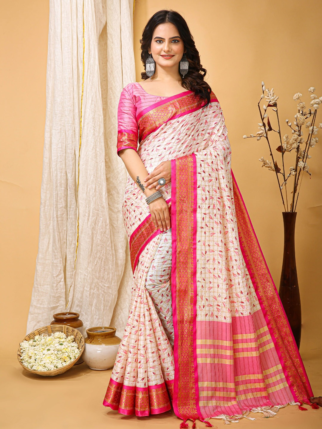 

HERE&NOW Floral Zari Banarasi Saree, White