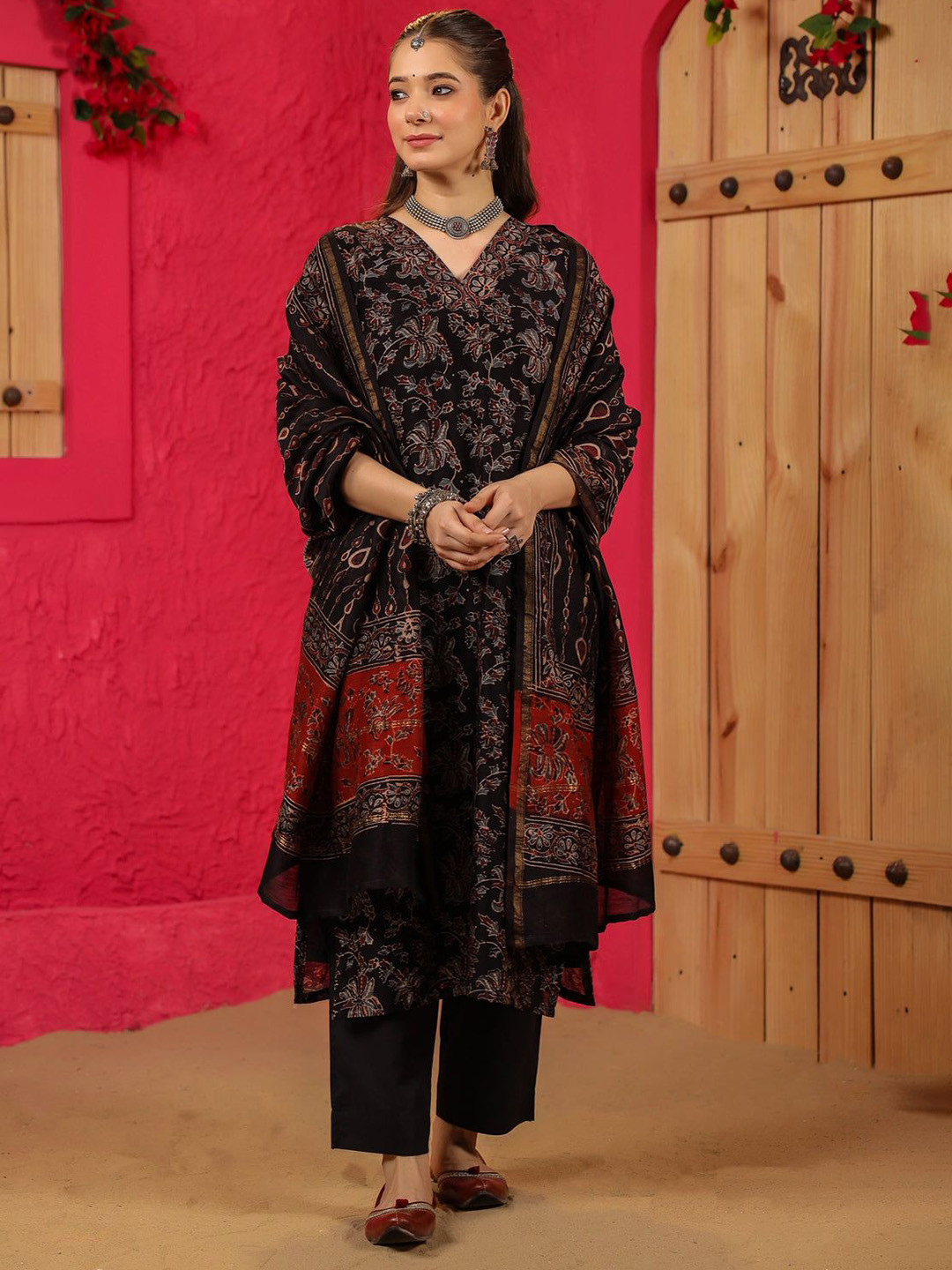

Shatanuvart Export Floral Printed V-Neck Straight Kurta With Trousers & Dupatta, Black