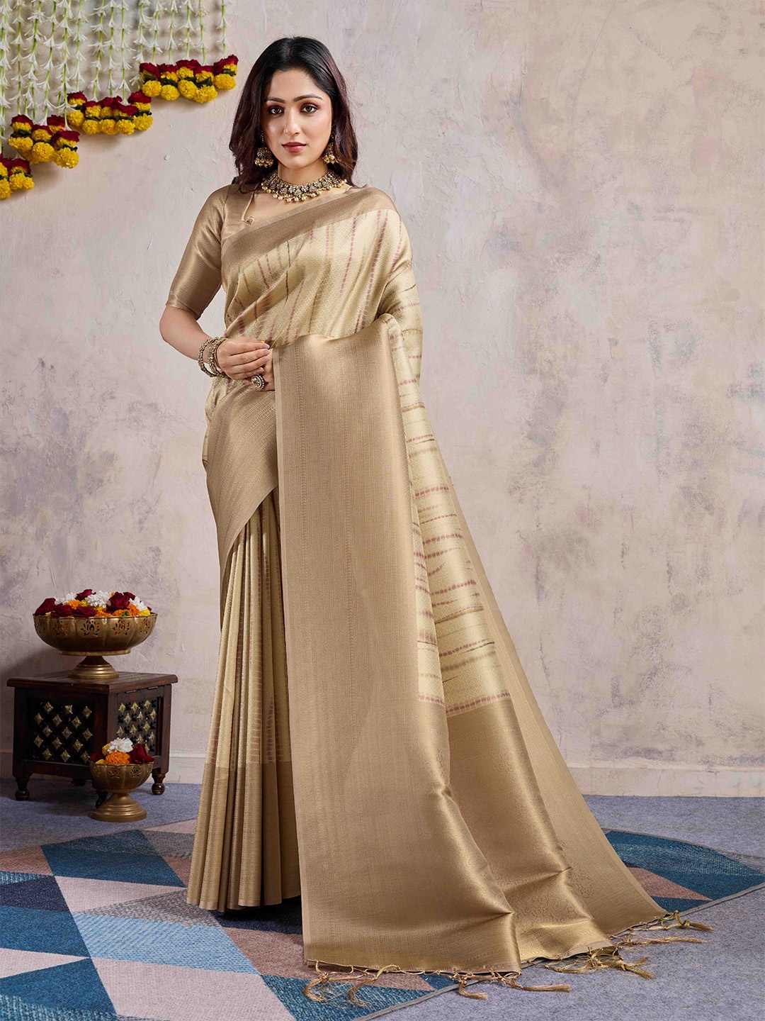 

DIVASTRI Women Woven Design Zari Saree With Blouse Piece, Gold