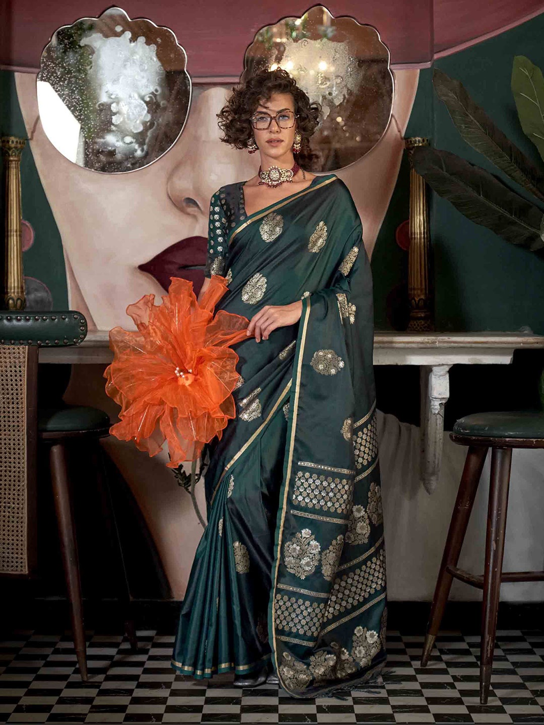 

DIVASTRI Woven Design Zari Satin Saree, Green