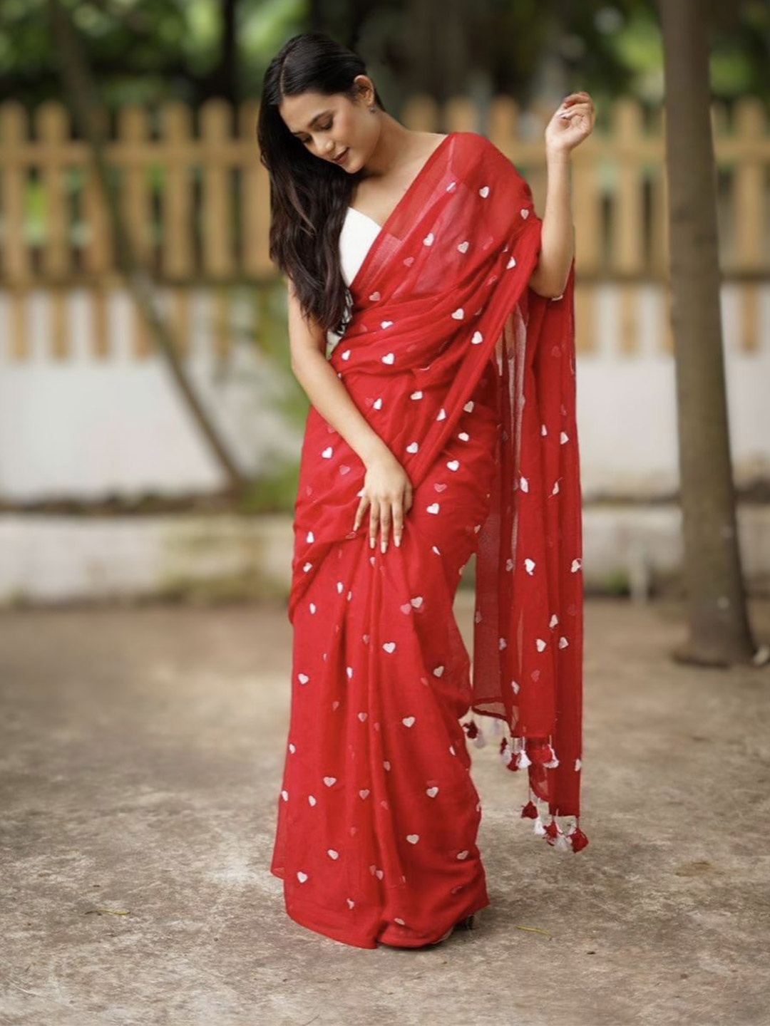 

Ruuprekha Embroidered Pure Cotton Saree, Red