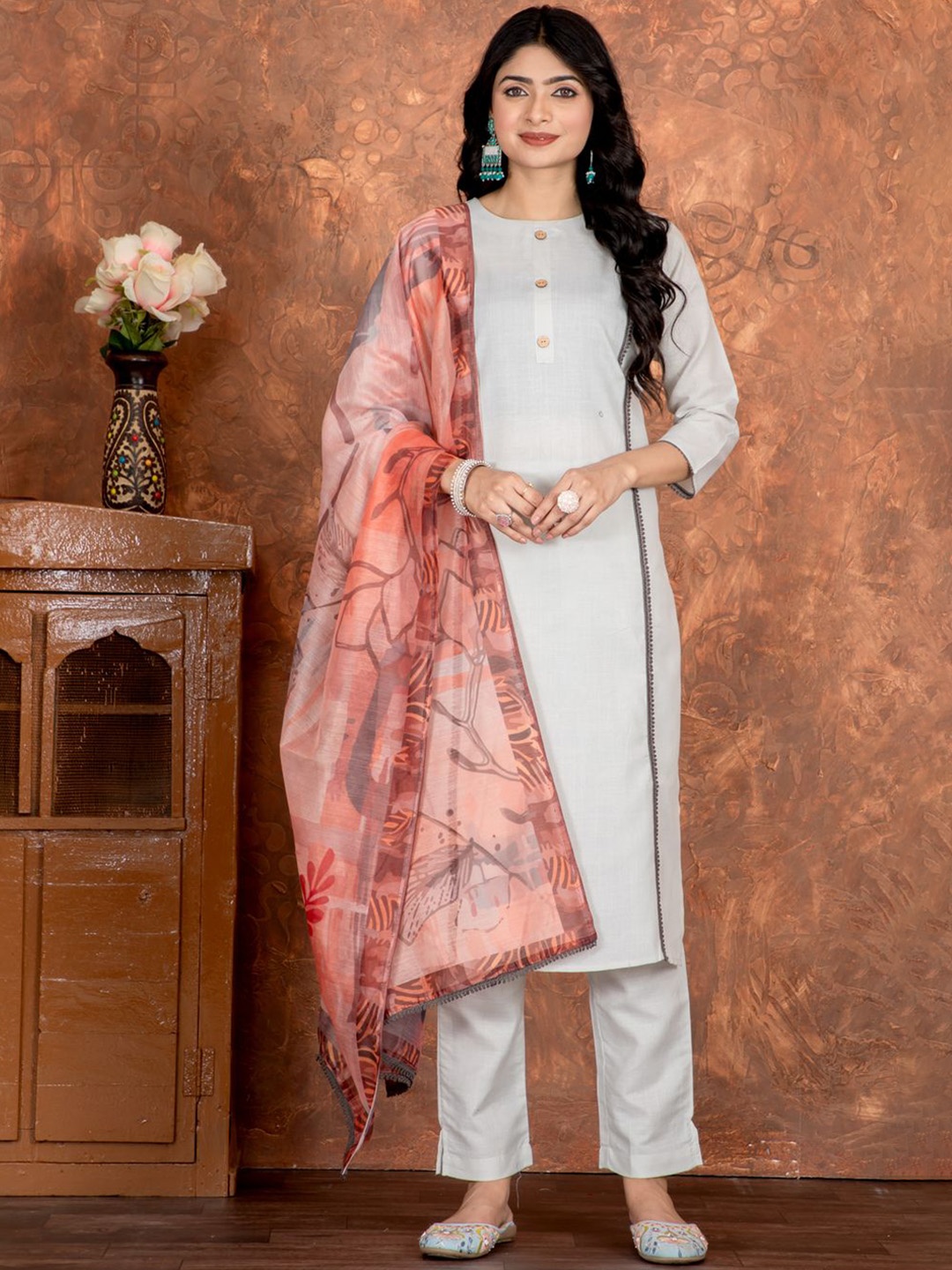 

Wedani Round Neck Straight Kurta With Trouser And Dupatta, Grey