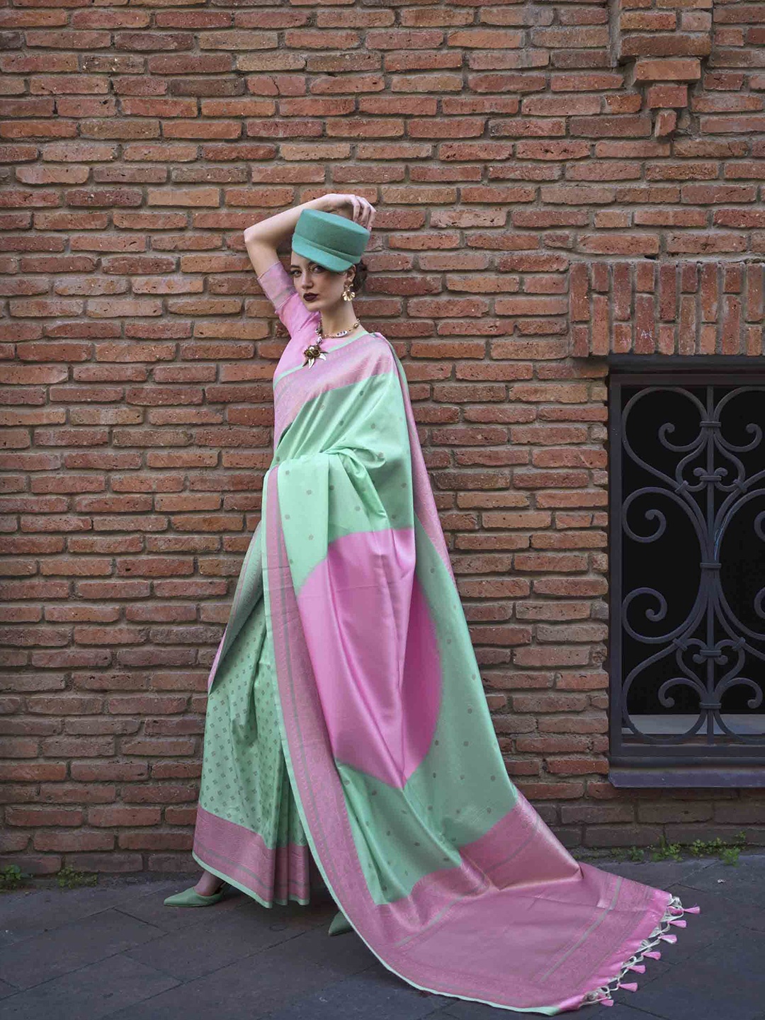 

DIVASTRI Women Woven Design Zari Saree With Blouse Piece, Sea green