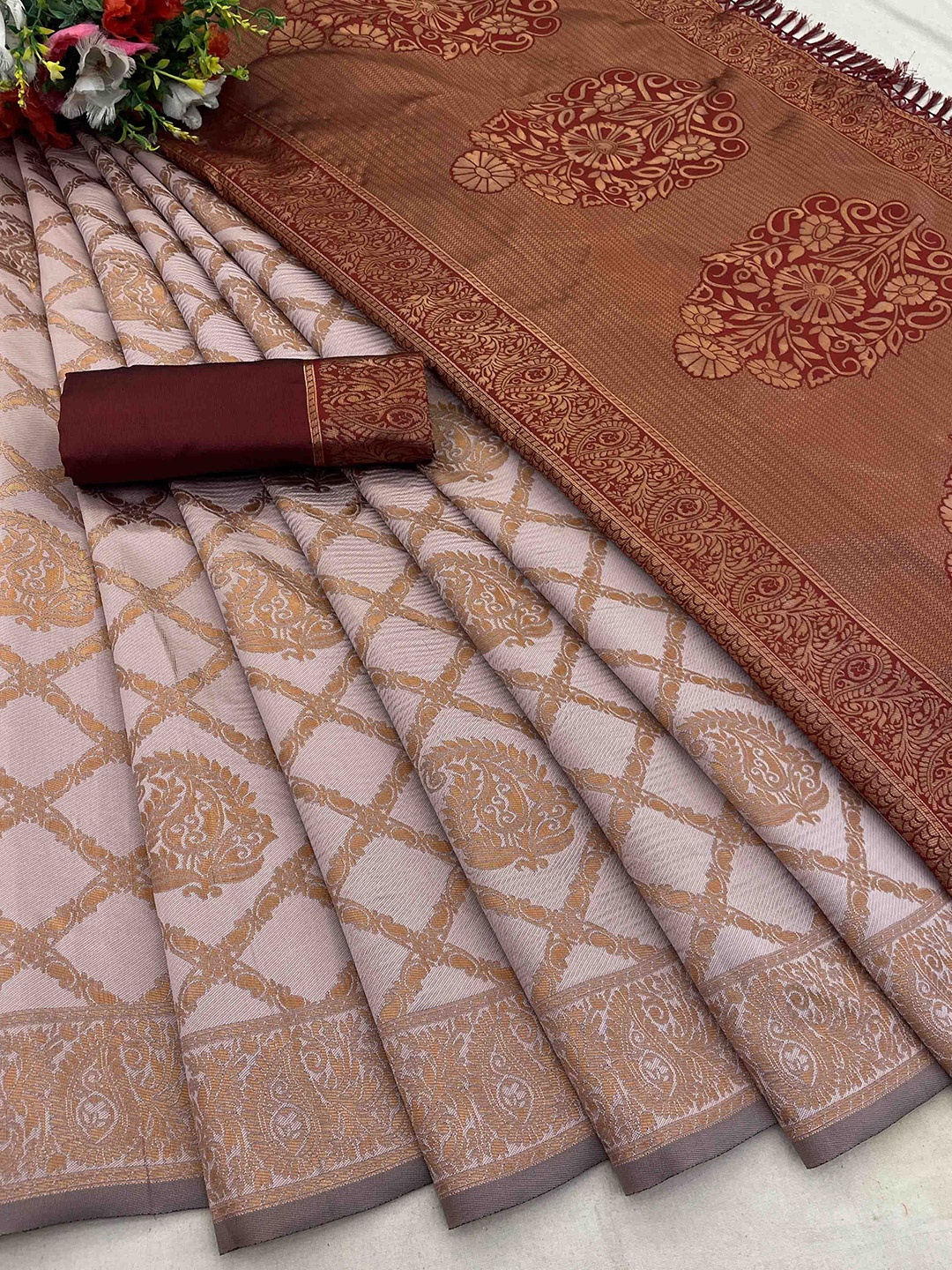 

DIVASTRI Woven Design Zari Silk Banarasi Saree, Lavender