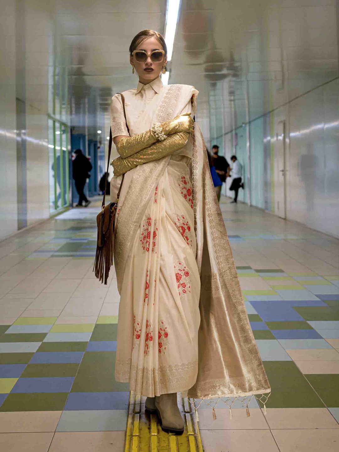 

DIVASTRI Women Floral Printed Zari Saree With Blouse Piece, Cream
