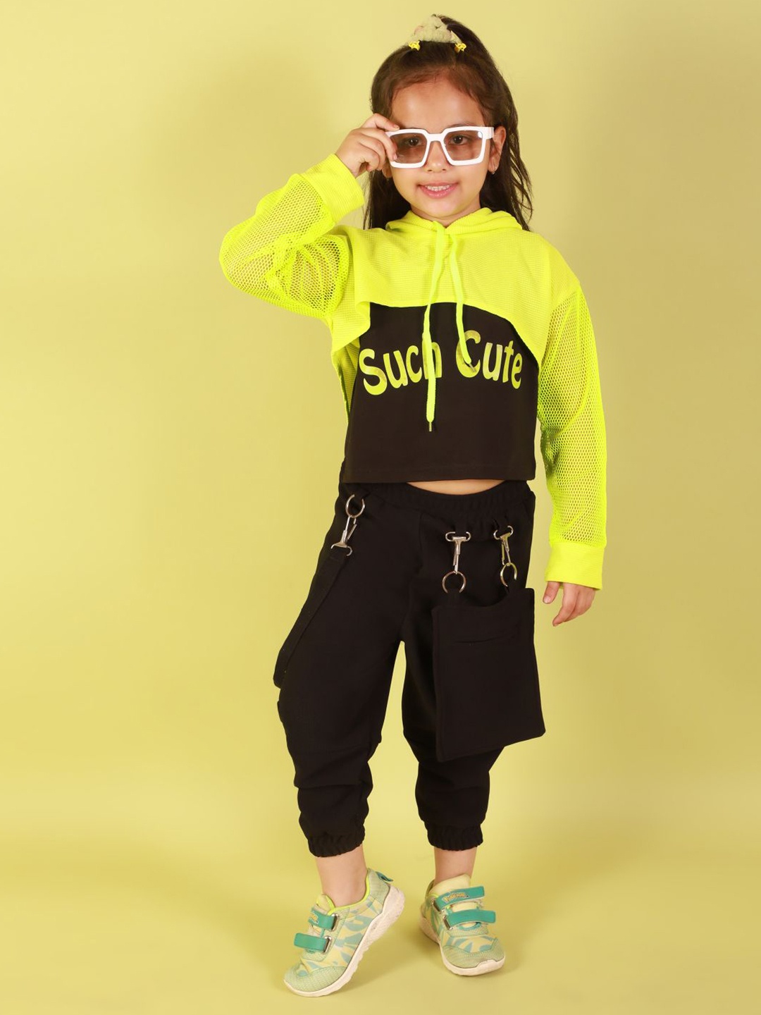

MAYNEISHA Girls Printed Hooded Top With Trousers, Black