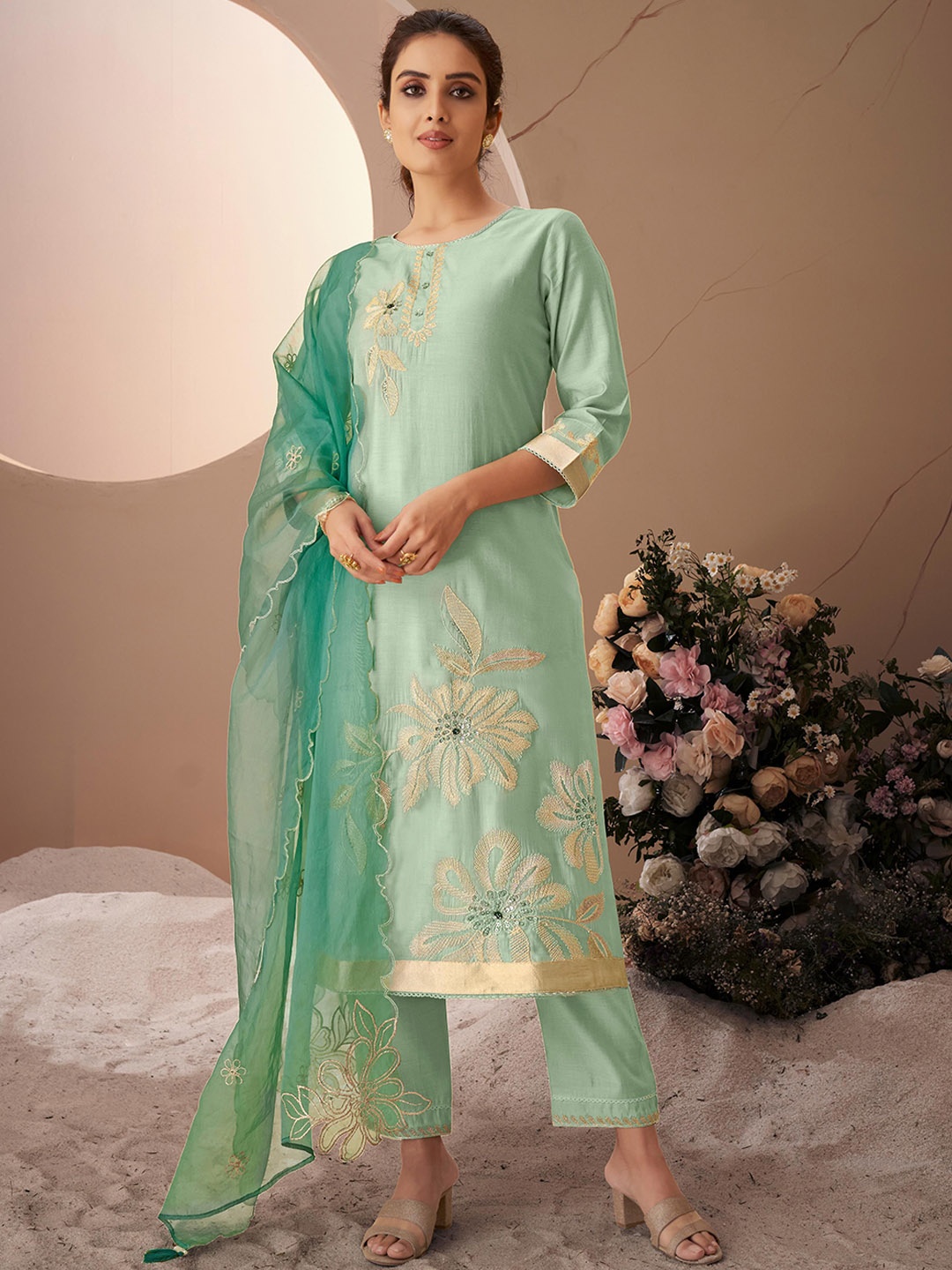 

DRESOUL Floral Embroidered Straight Kurta With Trouser And Dupatta, Green