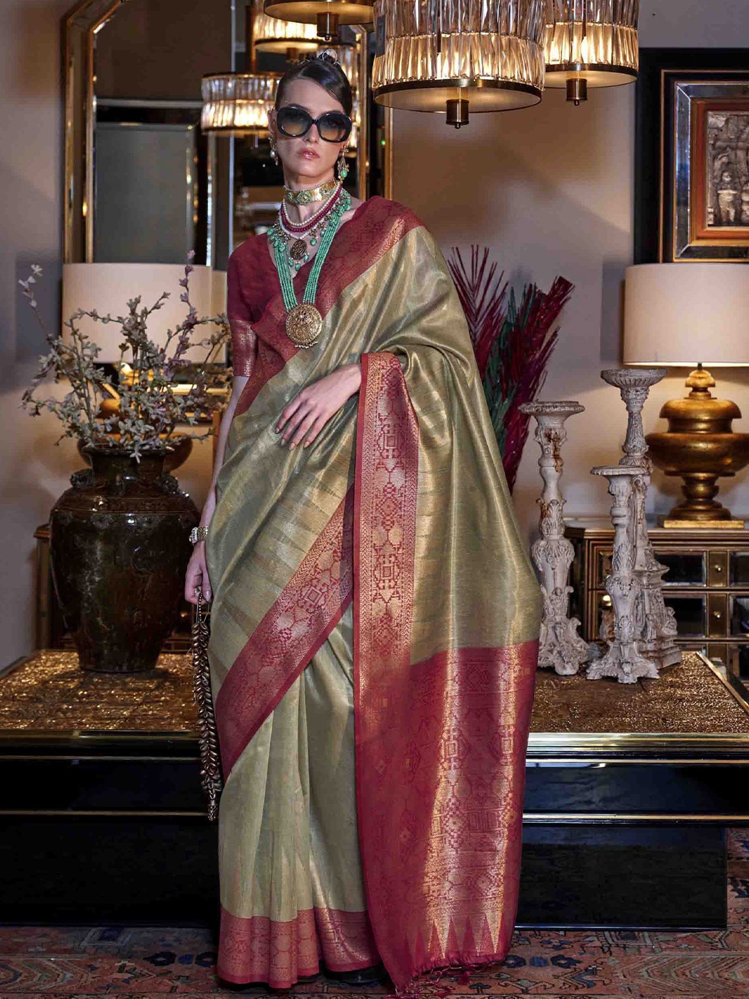 

DIVASTRI Woven Design Zari Saree, Green