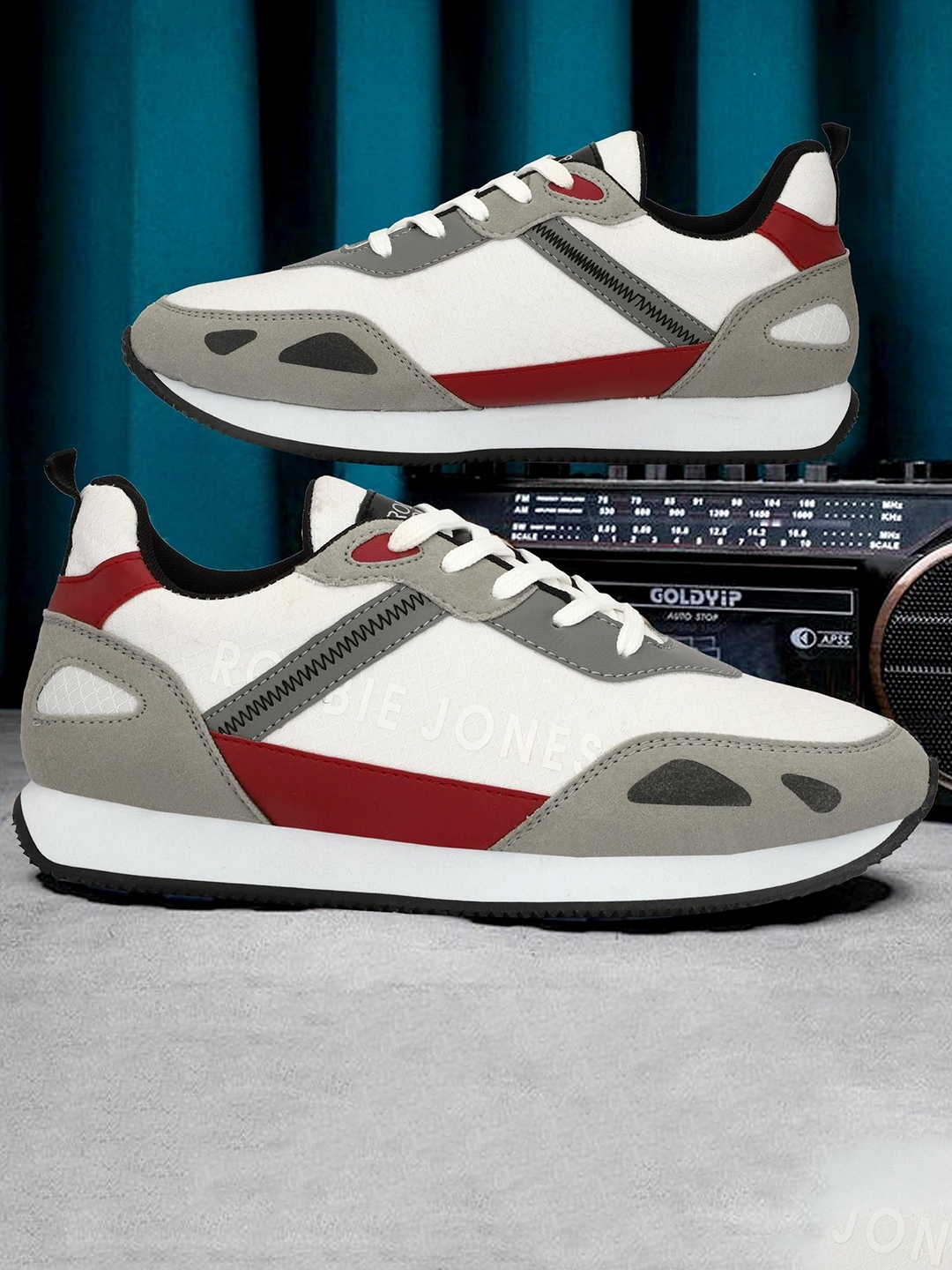 

LABBIN Men PU Colourblocked Round Toe Sneakers, White