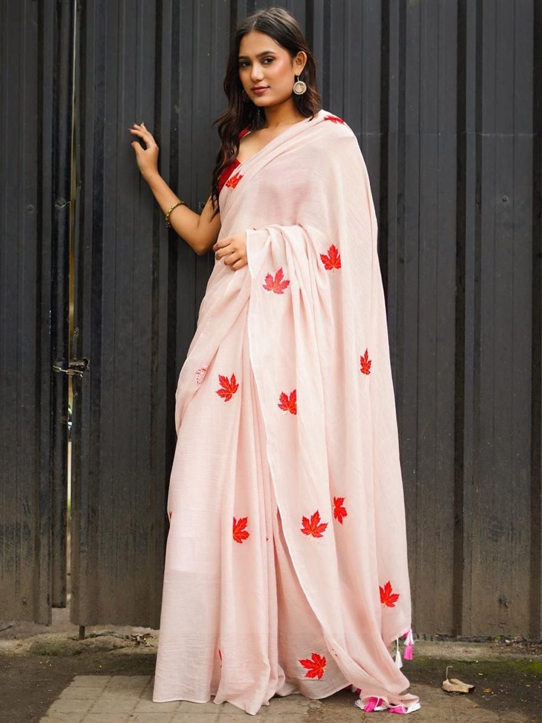 

Ruuprekha Floral Embroidered Pure Cotton Saree, Cream