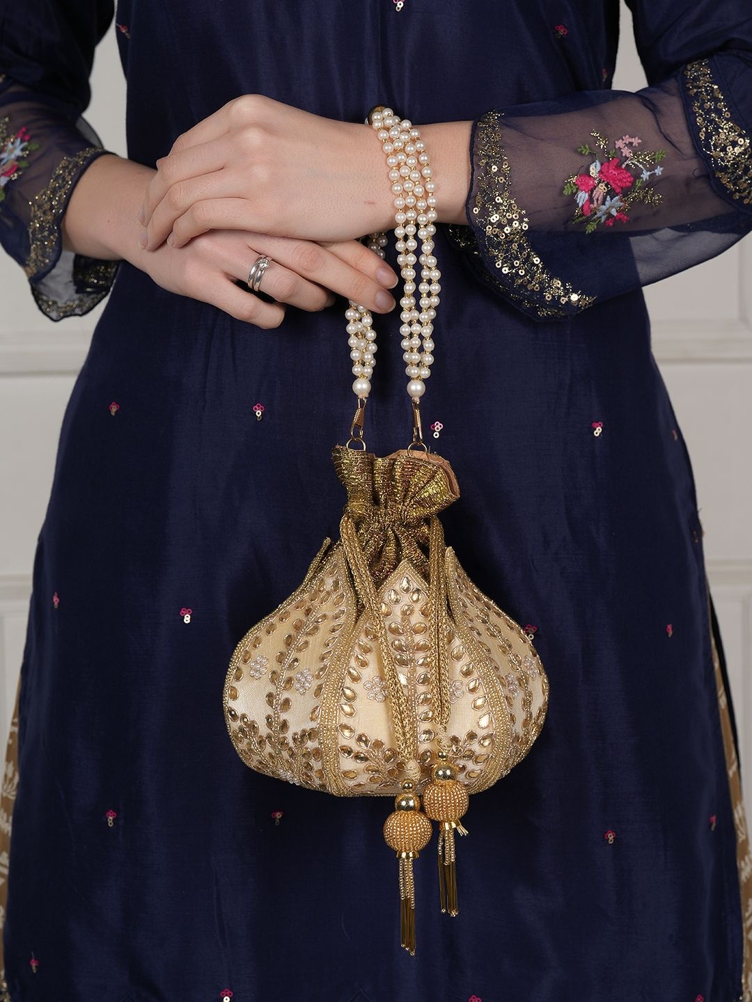 

Anouk Embellished Lotus Leaf Shaped Potli Clutch, Gold