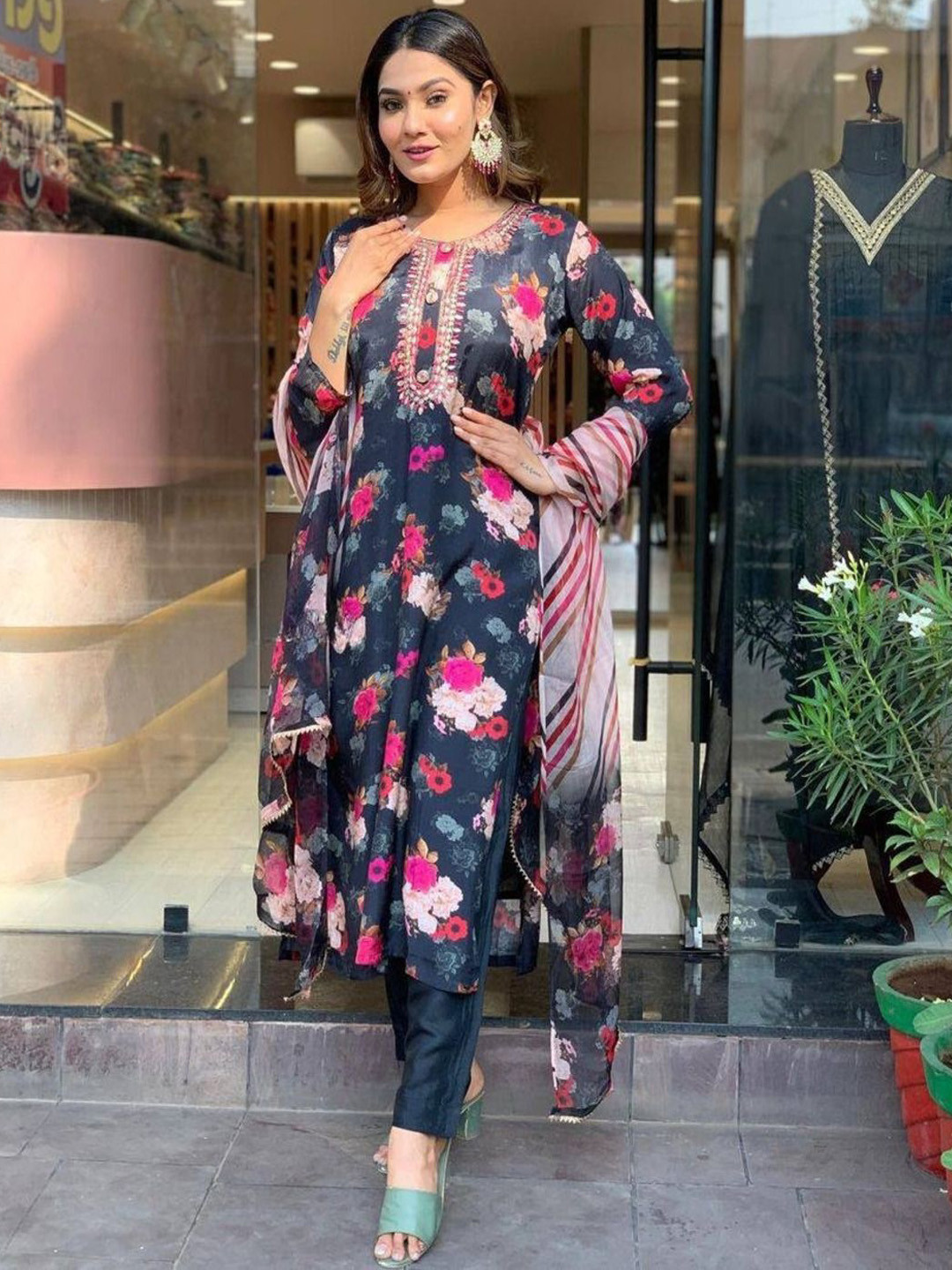 

REALLTREND Floral Printed Round Neck Straight Kurta with Trouser & Dupatta, Navy blue