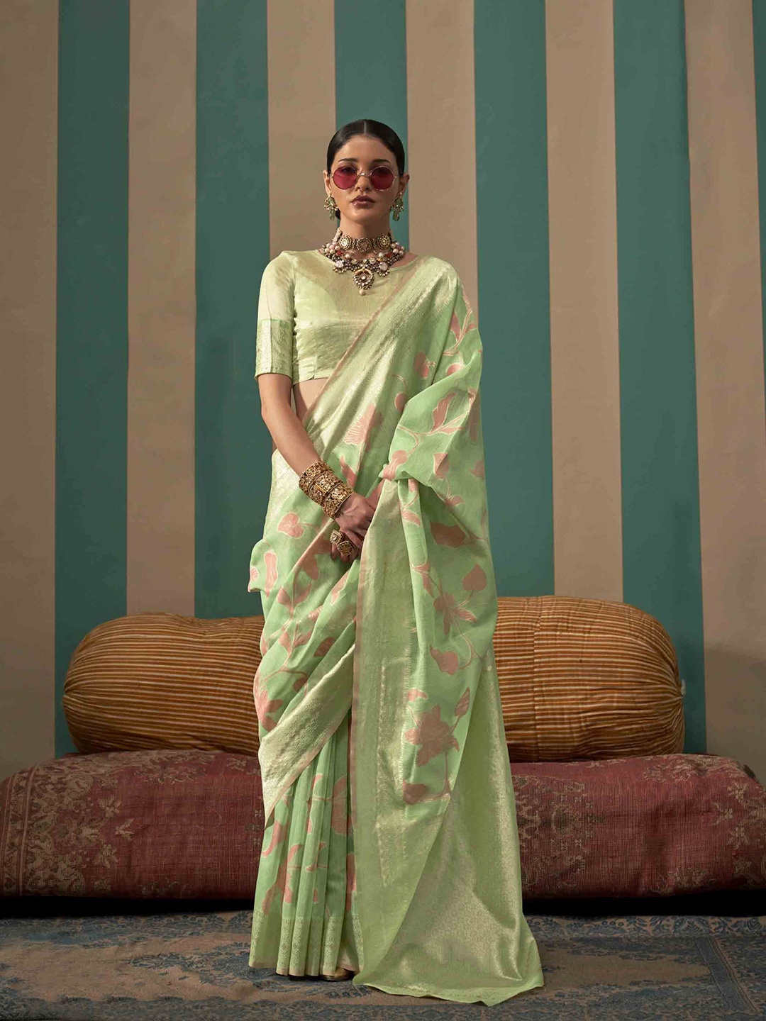 

DIVASTRI Woven Design Zari Banarasi Saree, Green