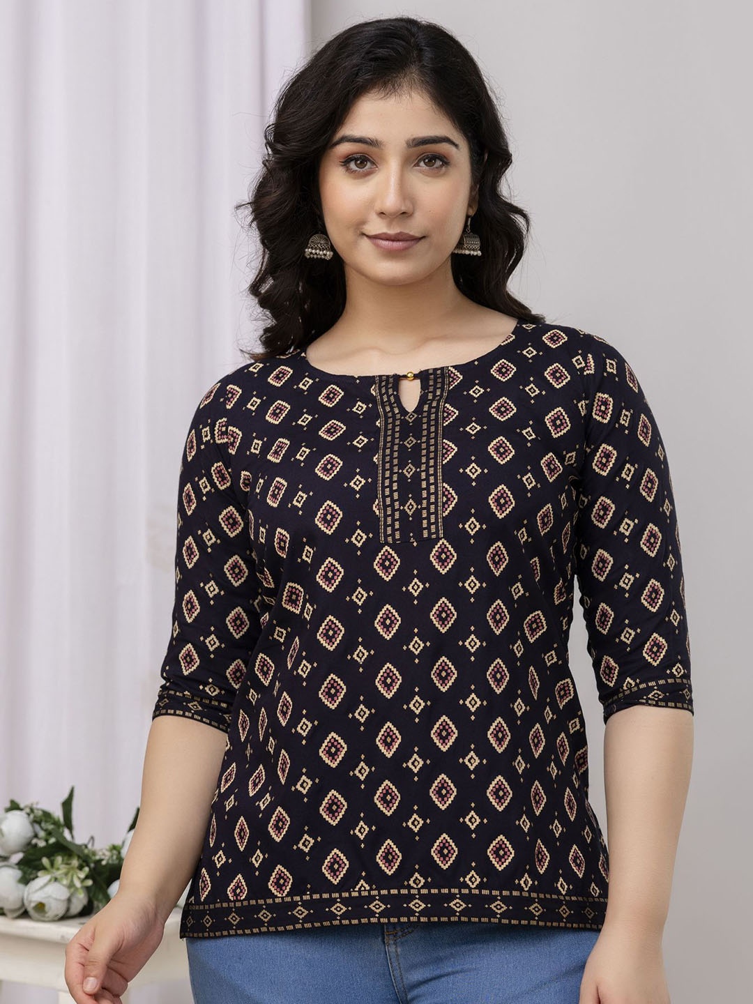 

mad fury Women Keyhole Neck Geometric Printed Longline Cotton Top, Black