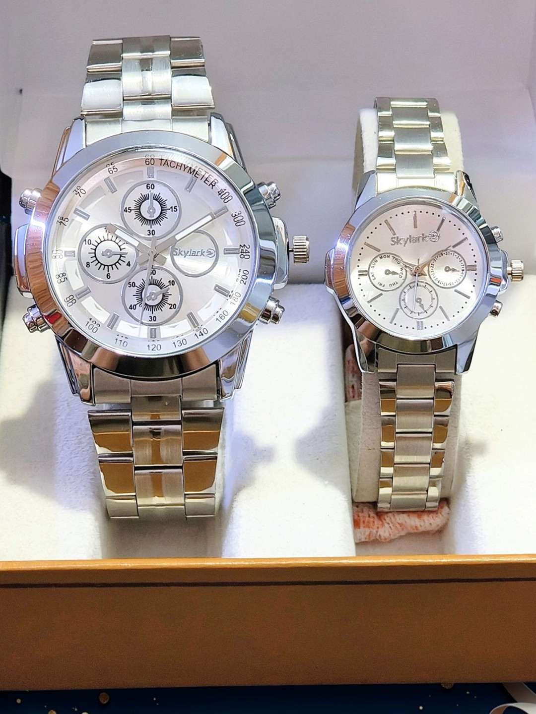 

Skylark Unisex Dial & Stainless Steel Bracelet Style Straps Analogue Multi Function Watch, Silver