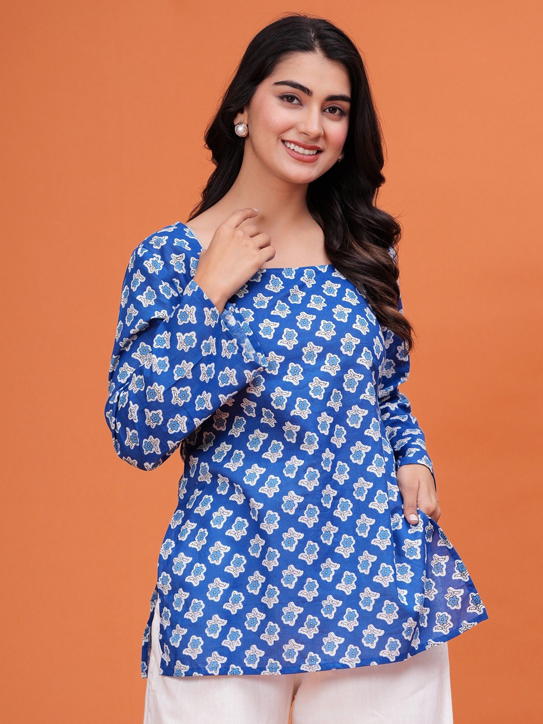 

UT Venero Women Floral Printed Square Neck Pure Cotton Kurti, Blue