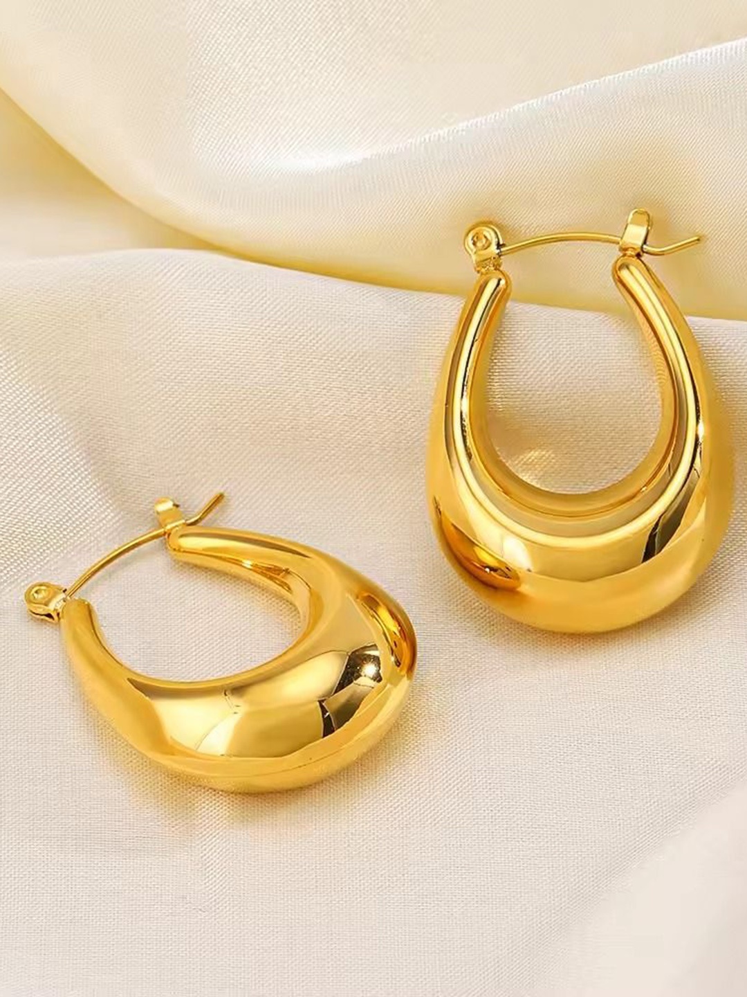 

DressBerry Gold-Plated Stainless Steel Oval Shaped Hoop Earrings