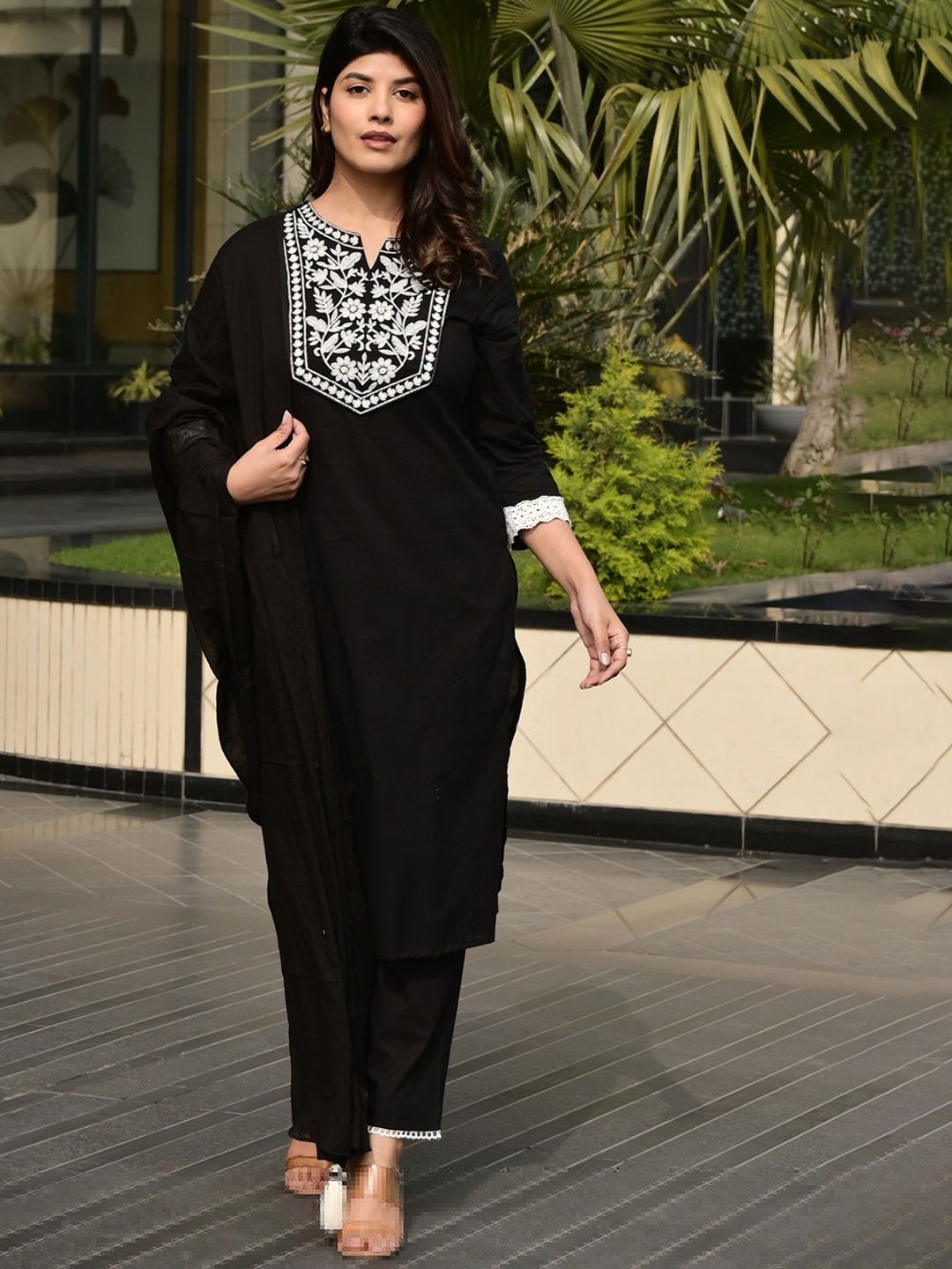 

FUBAR Floral Yoke Design Notch Neck Chikankari Straight Kurta With Trousers & Dupatta, Black