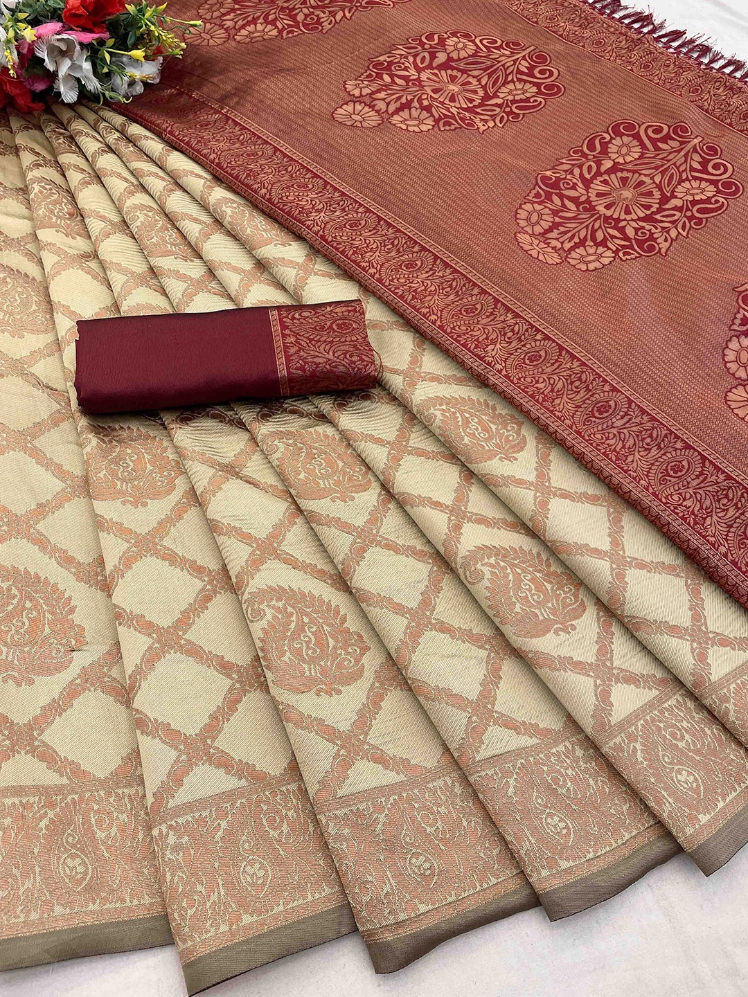 

DIVASTRI Woven Design Zari Banarasi Saree, Beige