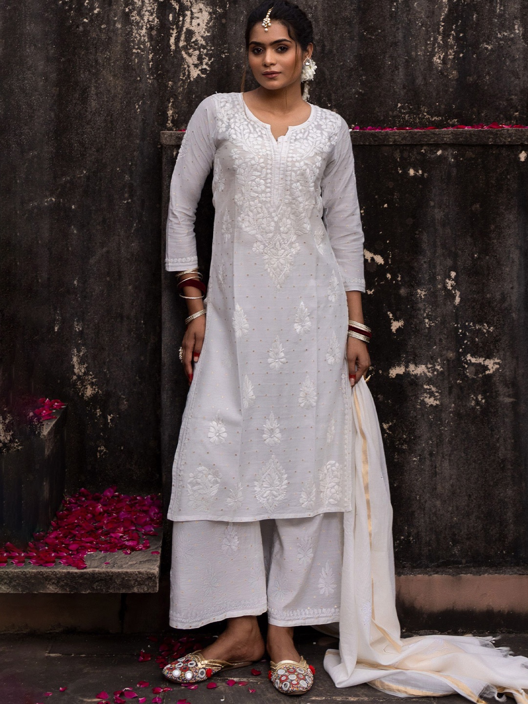 

THE HOUSE OF INDU Floral Embroidered Chikankari Straight Kurta With Palazzos & Dupatta, White