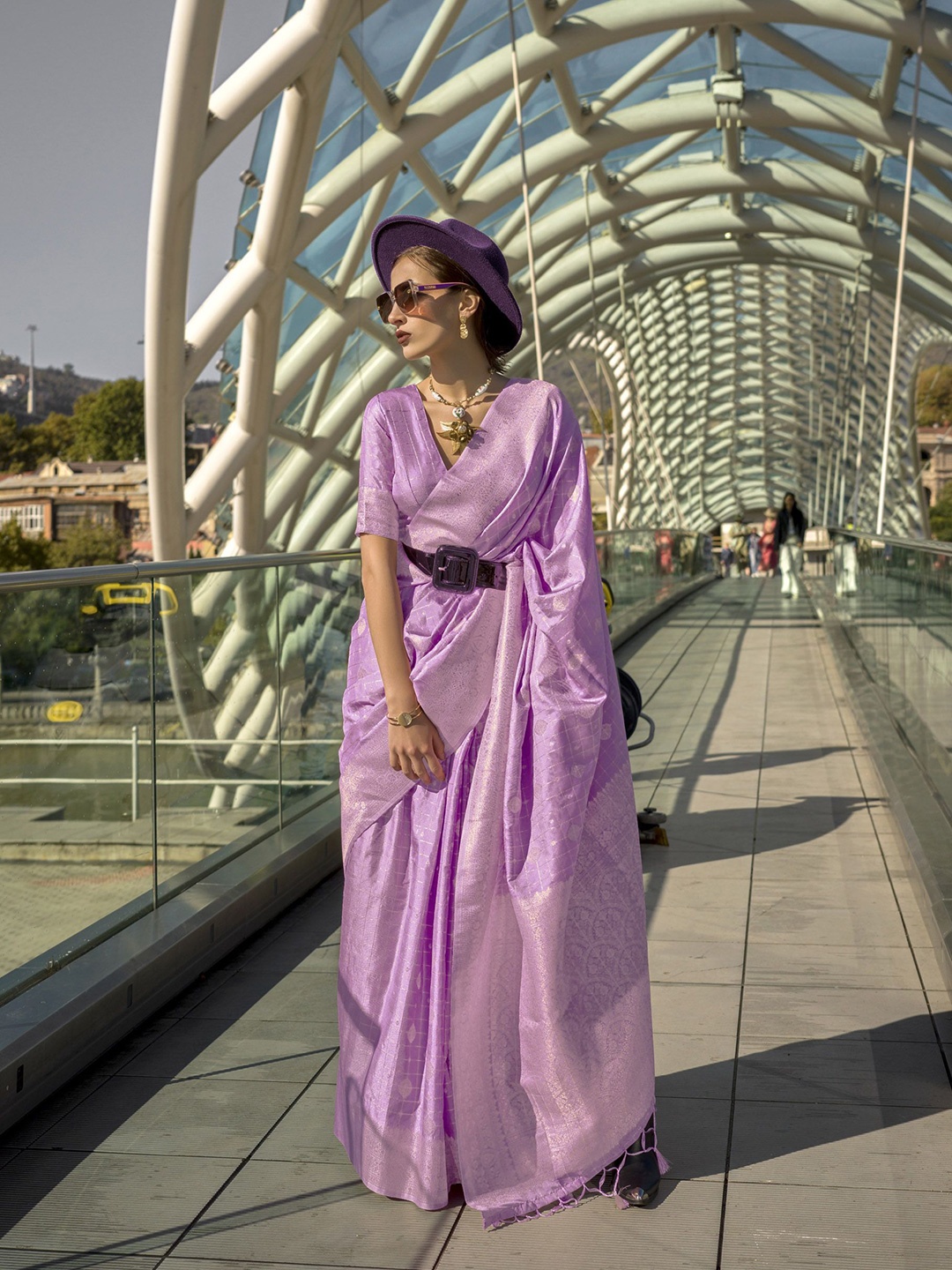 

DIVASTRI Woven Design Zari Saree, Purple