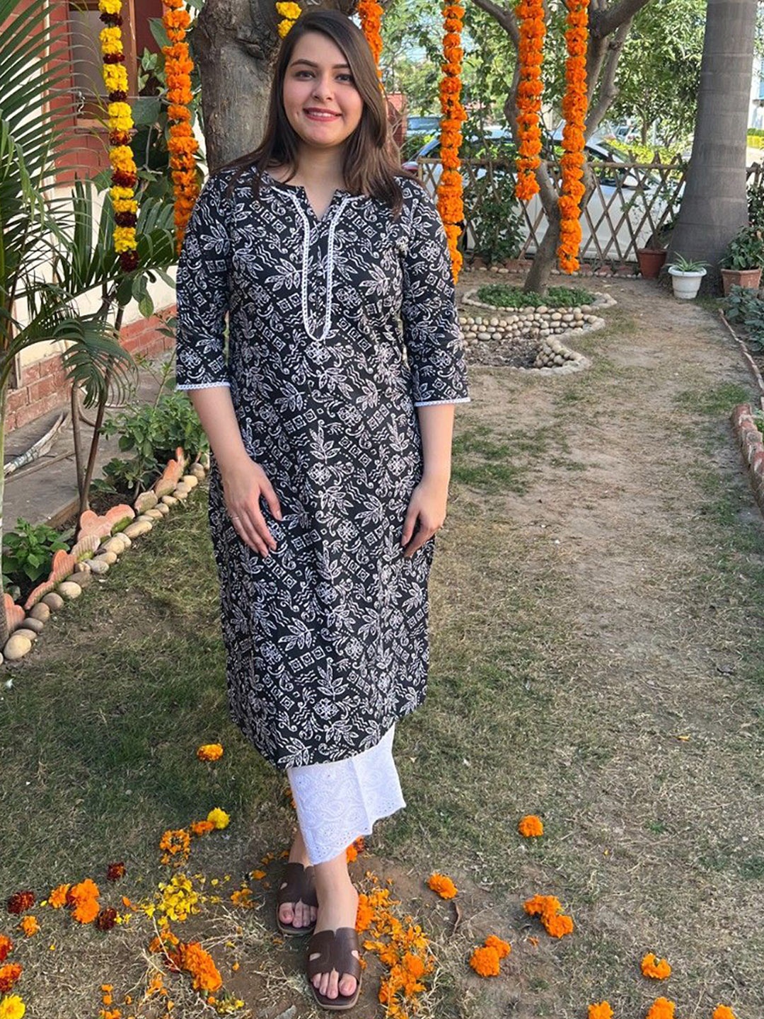 

Sanskritam Floral Printed Notch Neck Thread Work Pure Cotton Straight Kurta, Black
