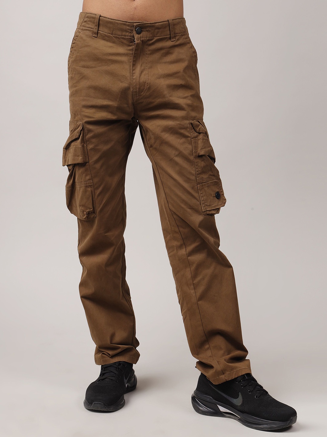 

MMXXII Men Relaxed Straight Leg Fit Mid-Rise Cotton Cargos Trousers, Brown