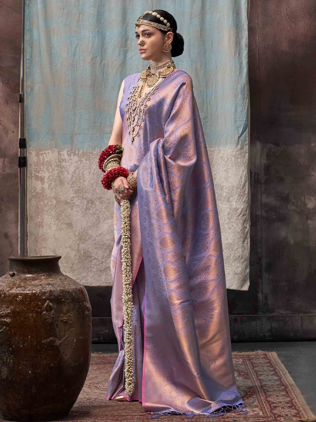 

DIVASTRI Silk Blend Woven Design Zari Handloom Saree, Lavender