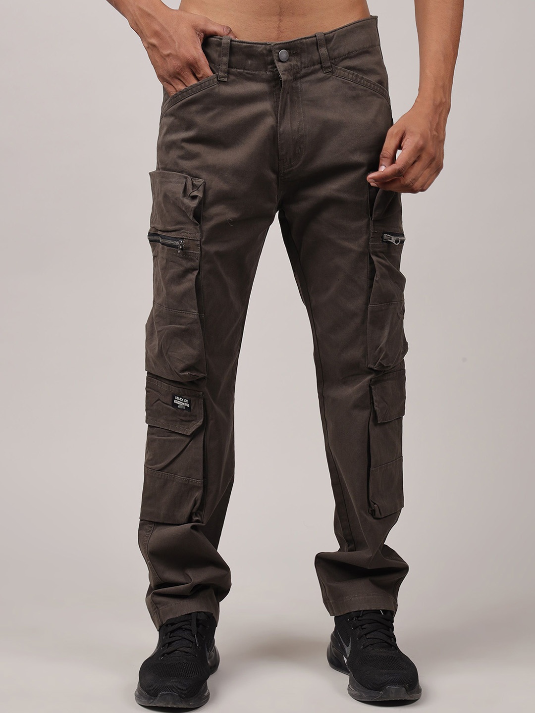 

MMXXII Men Relaxed Straight Leg Fit Mid-Rise Cotton Cargos Trouser, Brown