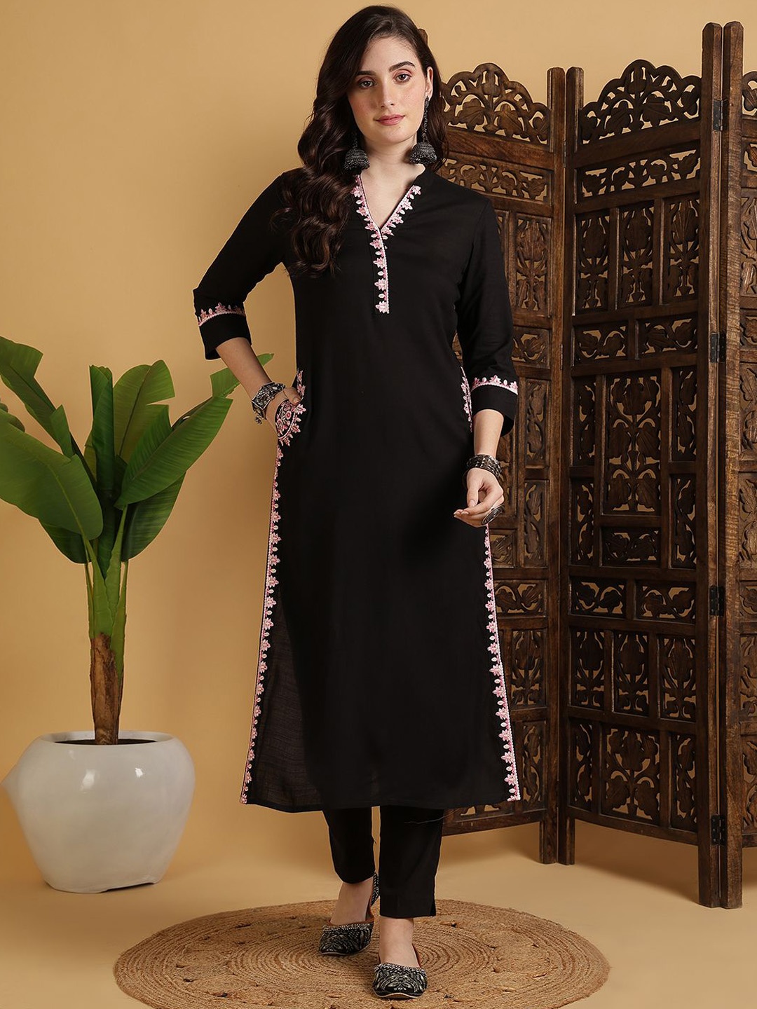 

GULMOHAR JAIPUR Floral Embroidered Mandarin Collar Neck Kurta, Black