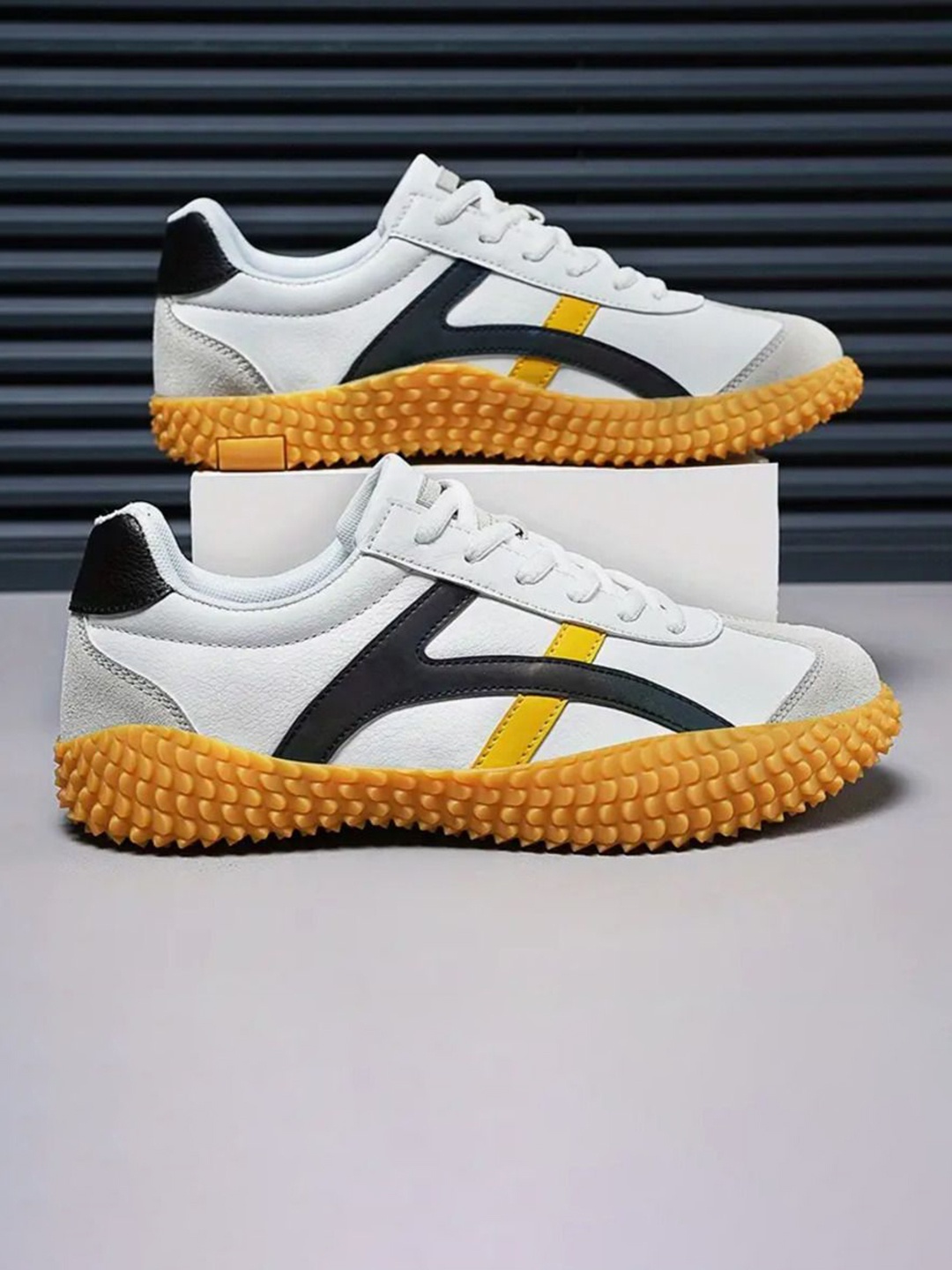 

LABBIN Men Colourblocked Sneakers, White