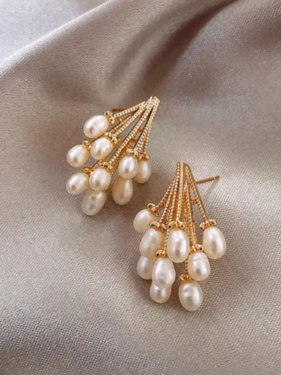 

DressBerry Contemporary Drop Earrings, White