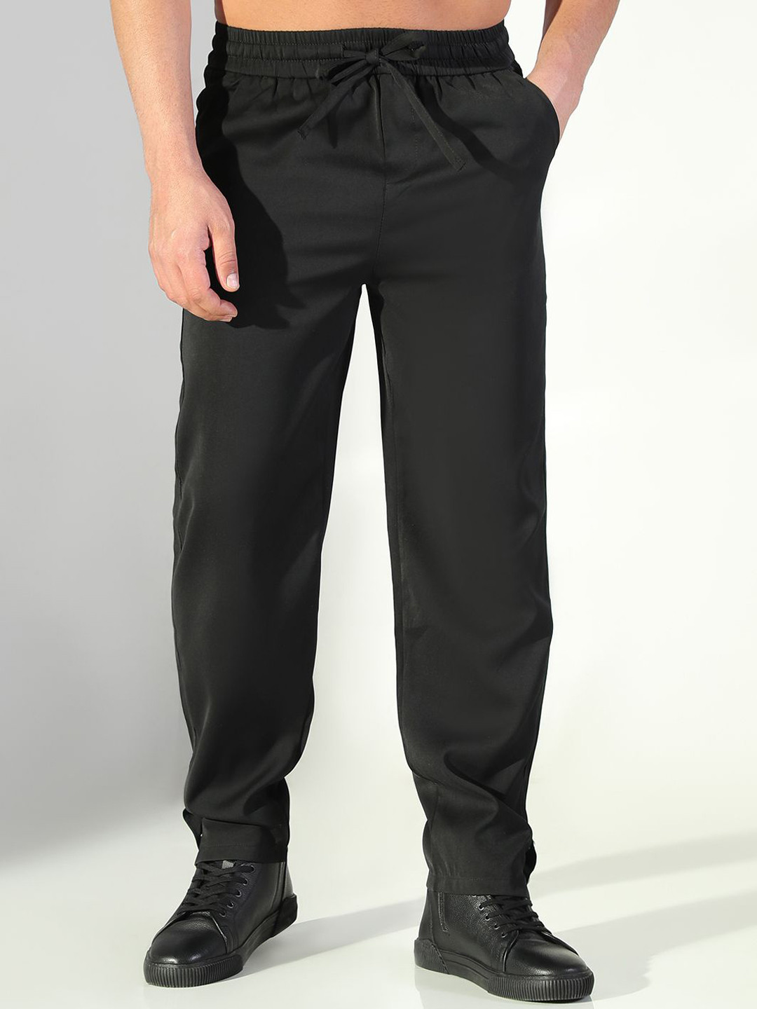 

SHOWOFF Men Comfort Tapered Fit Mid-Rise Trousers, Black
