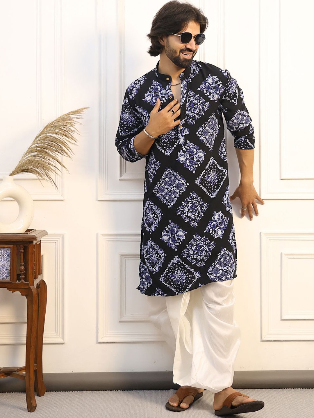 

MIDAV Men Floral Printed Thread Work Floral Crepe Pathani Kurta, Black