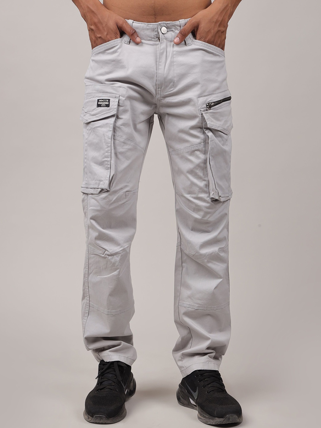 

MMXXII Men Relaxed Straight Leg Straight Fit Cargos Trousers, Grey