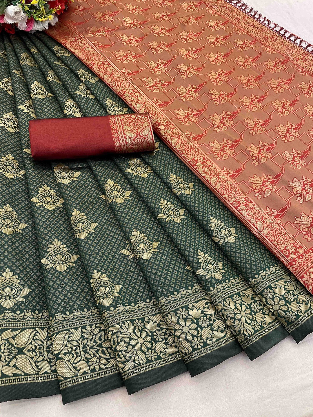 

DIVASTRI Woven Design Zari Banarasi Saree, Green