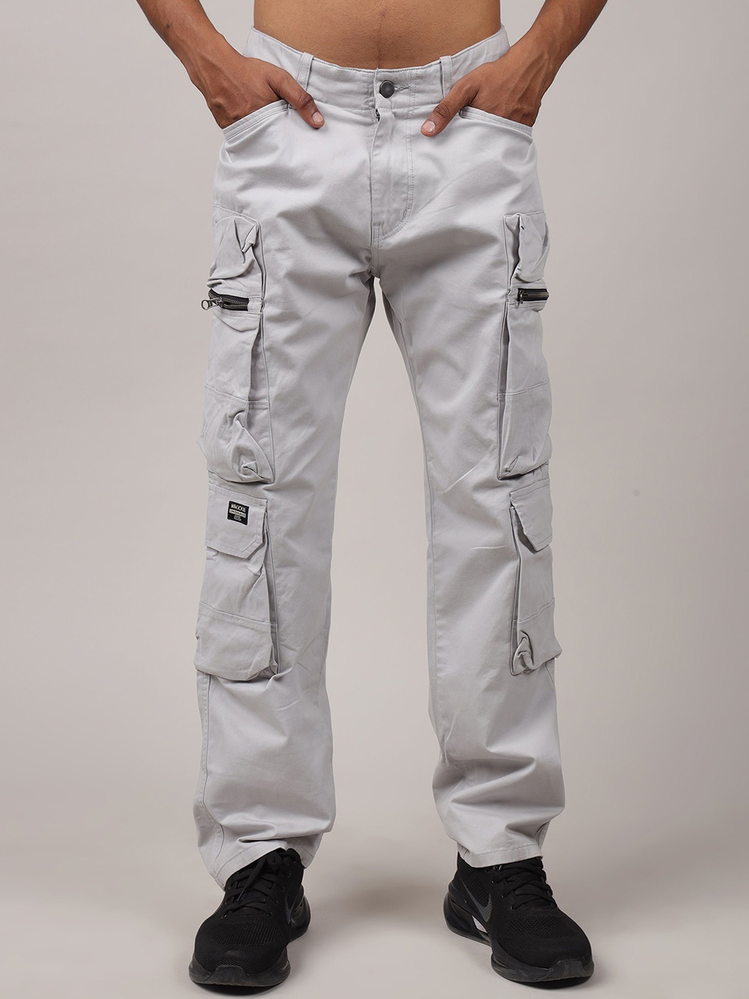 

MMXXII Men Low-Rise Relaxed Straight Fit Cargos Trousers, Silver
