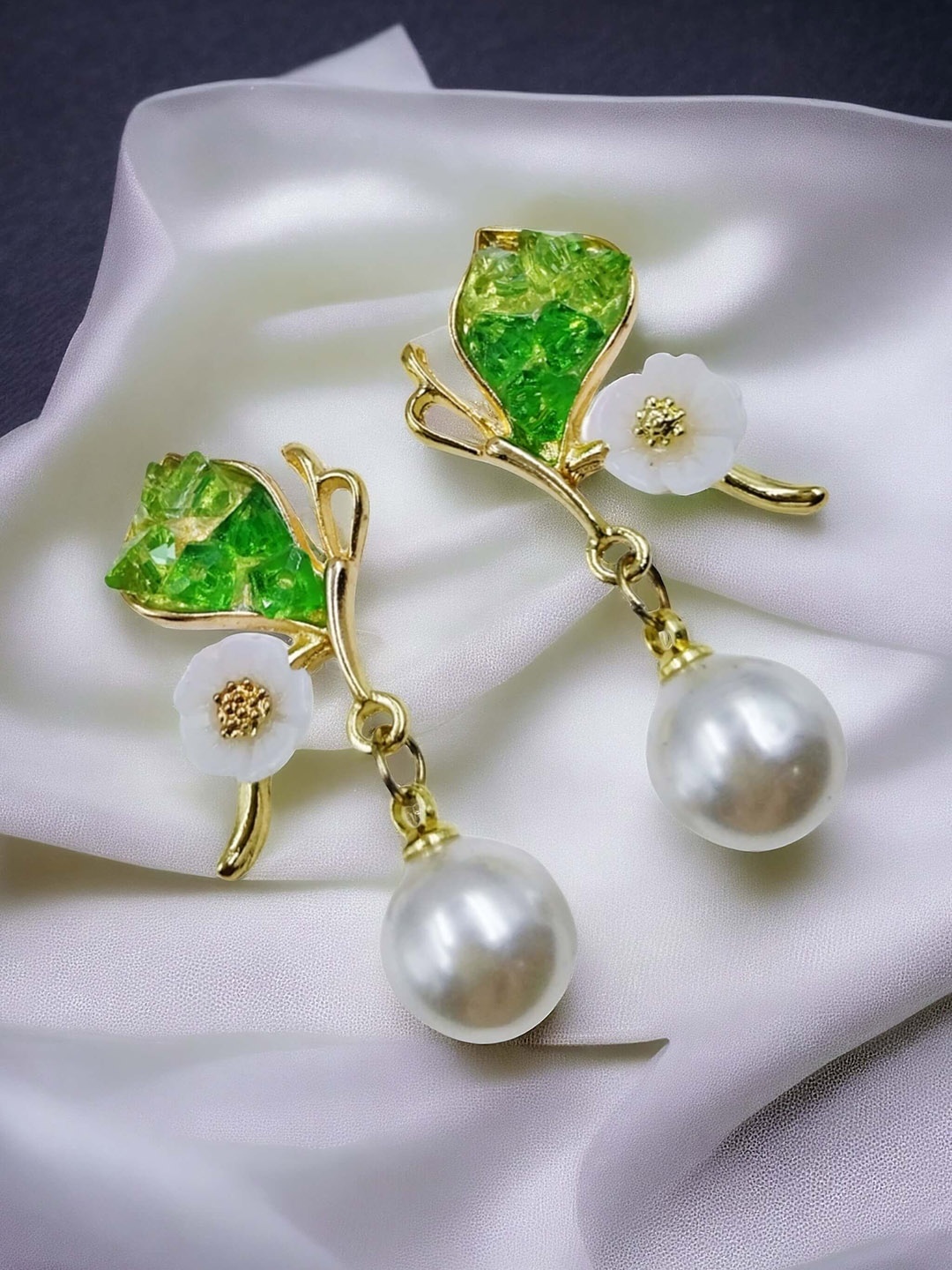 

DressBerry Contemporary Drop Earrings, Green