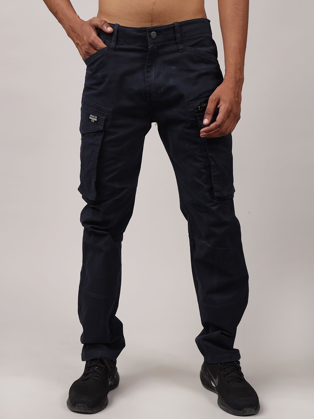 

MMXXII Men Slim Fit Mid-Rise Cotton Cargo Trousers, Navy blue